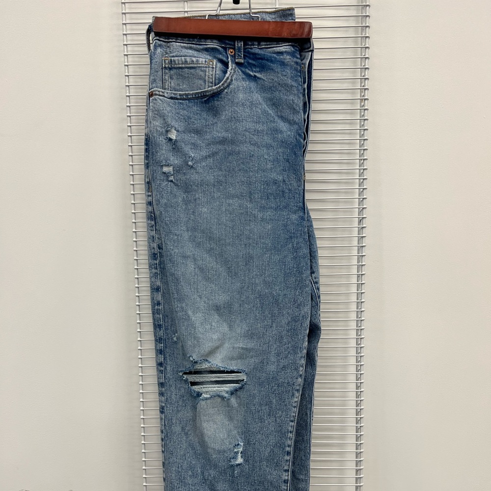 Lightwash Distressed Jeans
